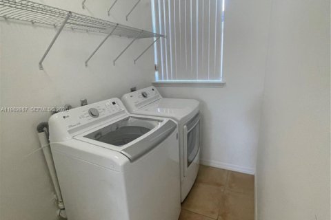 Casa en alquiler en Miami, Florida, 2 dormitorios, 211.82 m2 № 2080510 - foto 18