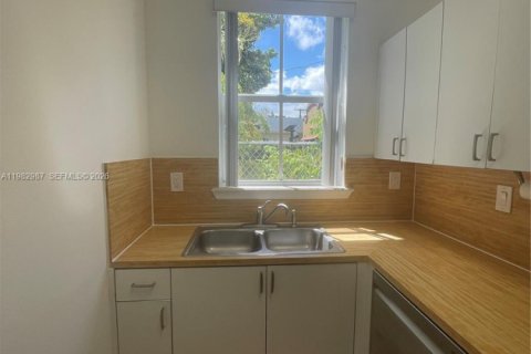 Casa en alquiler en Miami, Florida, 2 dormitorios, 211.82 m2 № 2080510 - foto 16