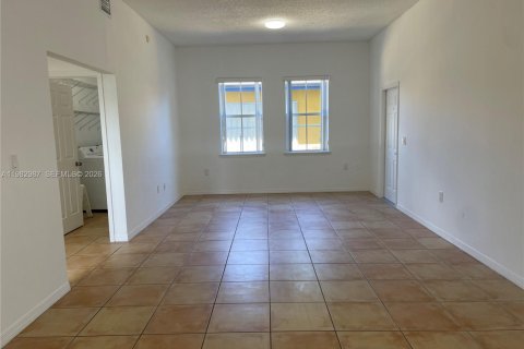 Casa en alquiler en Miami, Florida, 2 dormitorios, 211.82 m2 № 2080510 - foto 11