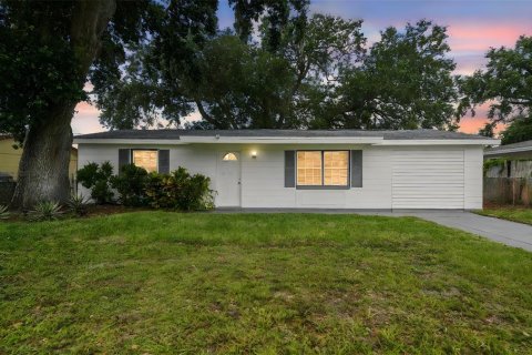 House in Holiday, Florida 4 bedrooms, 135.27 sq.m. № 1813616 - photo 1