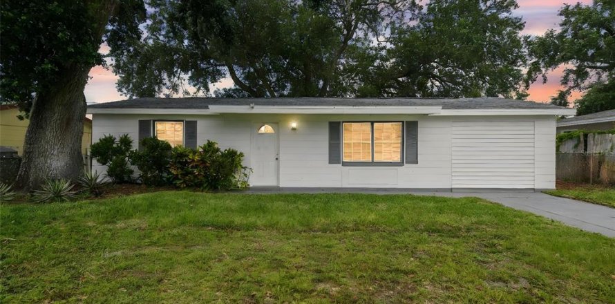 House in Holiday, Florida 4 bedrooms, 135.27 sq.m. № 1813616