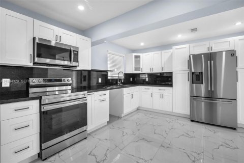 Casa en venta en Miami Gardens, Florida, 3 dormitorios, 115.76 m2 № 2002269 - foto 6