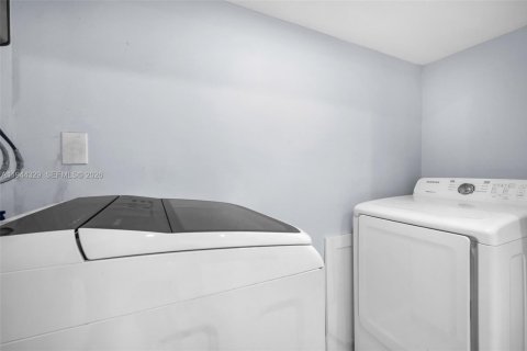 Casa en venta en Miami Gardens, Florida, 3 dormitorios, 115.76 m2 № 2002269 - foto 7