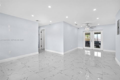 Casa en venta en Miami Gardens, Florida, 3 dormitorios, 115.76 m2 № 2002269 - foto 4