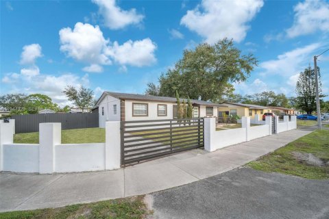 Casa en venta en Miami Gardens, Florida, 3 dormitorios, 115.76 m2 № 2002269 - foto 2