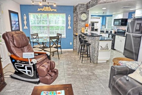 Condo in Lutz, Florida, 2 bedrooms № 2097879 - photo 8