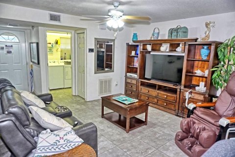 Condo in Lutz, Florida, 2 bedrooms № 2097879 - photo 2