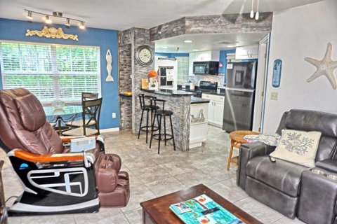 Condo in Lutz, Florida, 2 bedrooms № 2097879 - photo 4