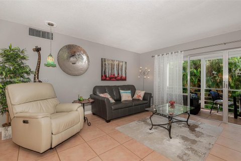 Condo in Hallandale Beach, Florida, 2 bedrooms  № 1893299 - photo 2