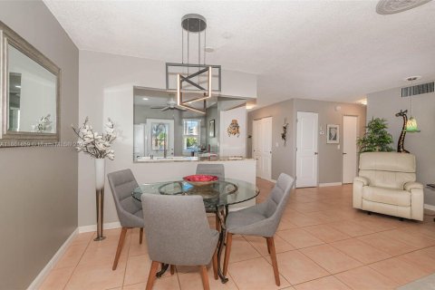 Condo in Hallandale Beach, Florida, 2 bedrooms  № 1893299 - photo 6