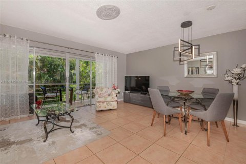 Condo in Hallandale Beach, Florida, 2 bedrooms  № 1893299 - photo 4
