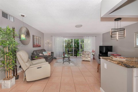 Condo in Hallandale Beach, Florida, 2 bedrooms  № 1893299 - photo 1