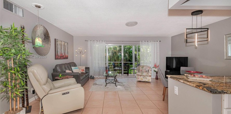 Condo in Hallandale Beach, Florida, 2 bedrooms  № 1893299