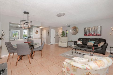 Condo in Hallandale Beach, Florida, 2 bedrooms  № 1893299 - photo 3
