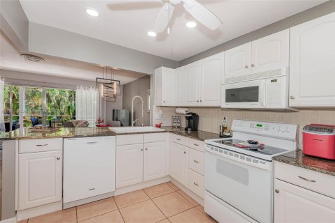 Condo in Hallandale Beach, Florida, 2 bedrooms  № 1893299 - photo 10