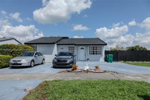 Villa ou maison à vendre à Miami, Floride: 4 chambres, 147.9 m2 № 1949804 - photo 1