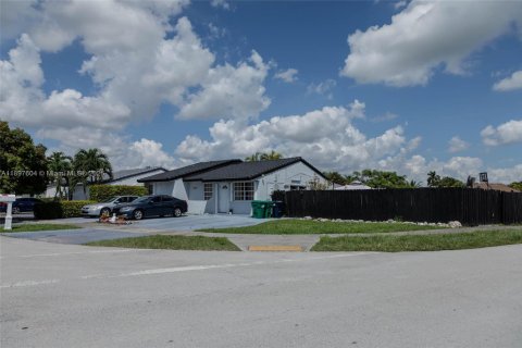 Villa ou maison à vendre à Miami, Floride: 4 chambres, 147.9 m2 № 1949804 - photo 3