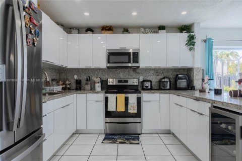 Villa ou maison à vendre à Miami, Floride: 4 chambres, 147.9 m2 № 1949804 - photo 6
