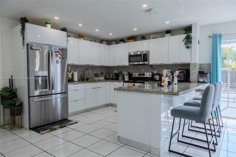 Villa ou maison à vendre à Miami, Floride: 4 chambres, 147.9 m2 № 1949804 - photo 5