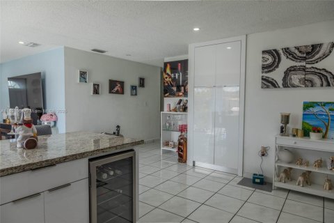 Villa ou maison à vendre à Miami, Floride: 4 chambres, 147.9 m2 № 1949804 - photo 7