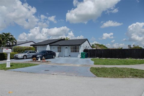 Villa ou maison à vendre à Miami, Floride: 4 chambres, 147.9 m2 № 1949804 - photo 2