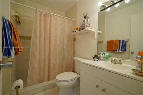 Villa ou maison à vendre à Miami, Floride: 4 chambres, 147.9 m2 № 1949804 - photo 14