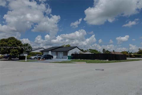 Villa ou maison à vendre à Miami, Floride: 4 chambres, 147.9 m2 № 1949804 - photo 4