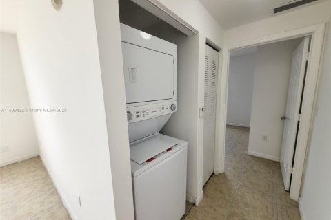 Condo in Miami, Florida, 2 bedrooms  № 1830646 - photo 9