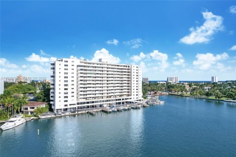 Condo in Fort Lauderdale, Florida, 2 bedrooms  № 2152997 - photo 1