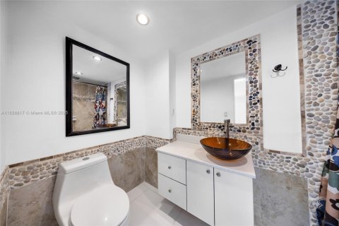 Condo in Miami, Florida, 2 bedrooms  № 1800725 - photo 19