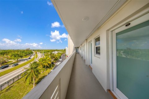 Condo in Miami, Florida, 2 bedrooms  № 1800725 - photo 25