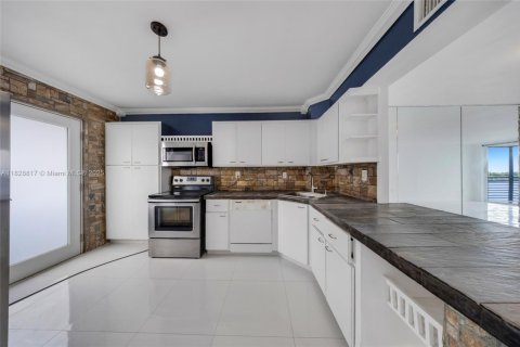Condo in Miami, Florida, 2 bedrooms  № 1800725 - photo 12