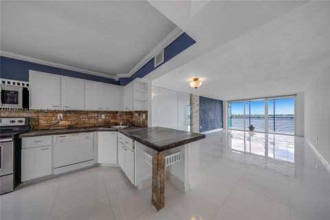 Condo in Miami, Florida, 2 bedrooms  № 1800725 - photo 13