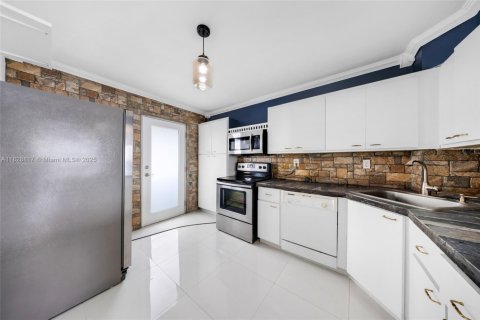 Condo in Miami, Florida, 2 bedrooms  № 1800725 - photo 11