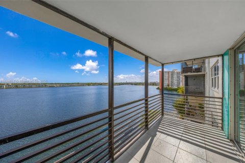 Condo in Miami, Florida, 2 bedrooms  № 1800725 - photo 4