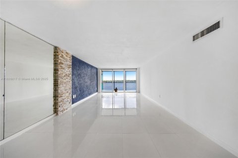 Condo in Miami, Florida, 2 bedrooms  № 1800725 - photo 9