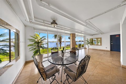 Condo in Miami, Florida, 2 bedrooms  № 1800725 - photo 18