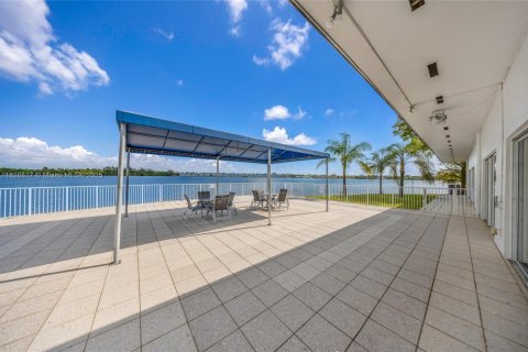Condo in Miami, Florida, 2 bedrooms  № 1800725 - photo 15