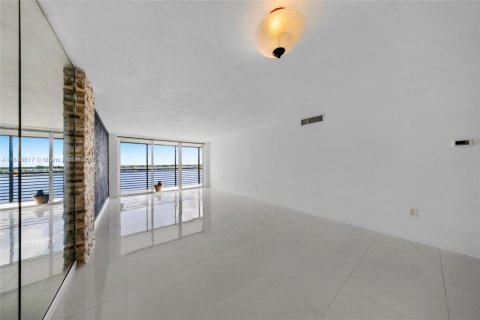 Condo in Miami, Florida, 2 bedrooms  № 1800725 - photo 7