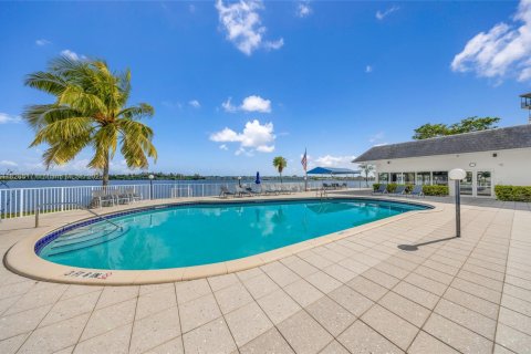 Condo in Miami, Florida, 2 bedrooms  № 1800725 - photo 28