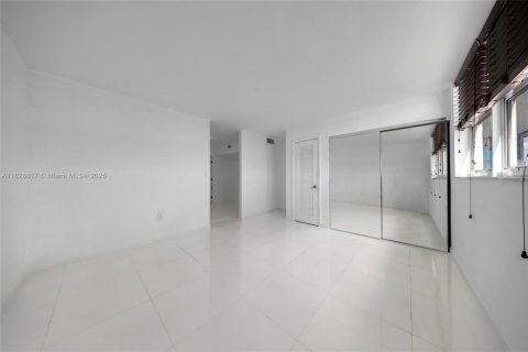 Condo in Miami, Florida, 2 bedrooms  № 1800725 - photo 21