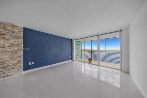 Condo in Miami, Florida, 2 bedrooms  № 1800725 - photo 2