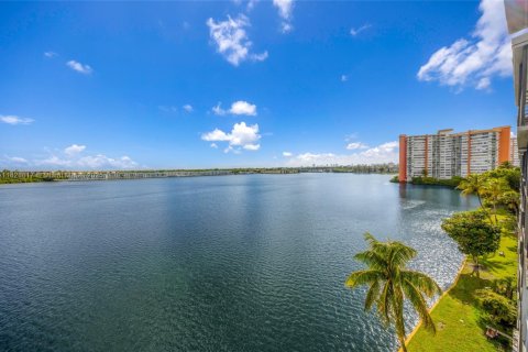 Condo in Miami, Florida, 2 bedrooms  № 1800725 - photo 1
