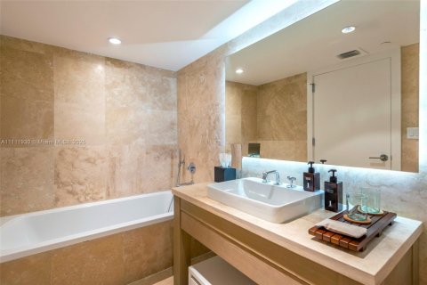 Condo in Miami Beach, Florida, 1 bedroom  № 2022986 - photo 13