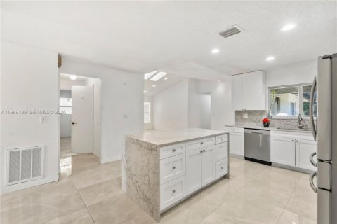 Купить виллу или дом в Корал-Спрингс, Флорида 4 спальни, 227.89м2, № 2058965 - фото 14