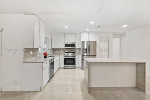 Купить виллу или дом в Корал-Спрингс, Флорида 4 спальни, 227.89м2, № 2058965 - фото 16