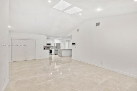 Купить виллу или дом в Корал-Спрингс, Флорида 4 спальни, 227.89м2, № 2058965 - фото 18