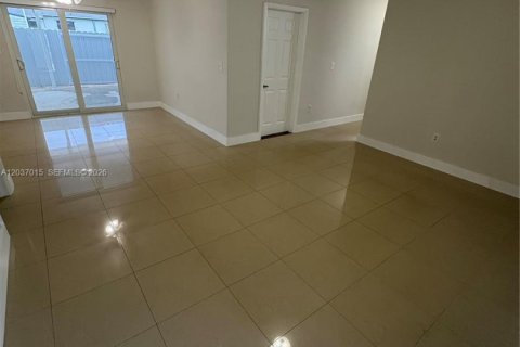 House in Miami Gardens, Florida 4 bedrooms, 106.84 sq.m. № 2086904 - photo 6