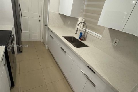 House in Miami Gardens, Florida 4 bedrooms, 106.84 sq.m. № 2086904 - photo 7