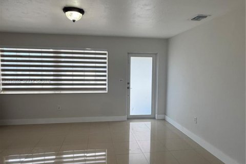 House in Miami Gardens, Florida 4 bedrooms, 106.84 sq.m. № 2086904 - photo 4